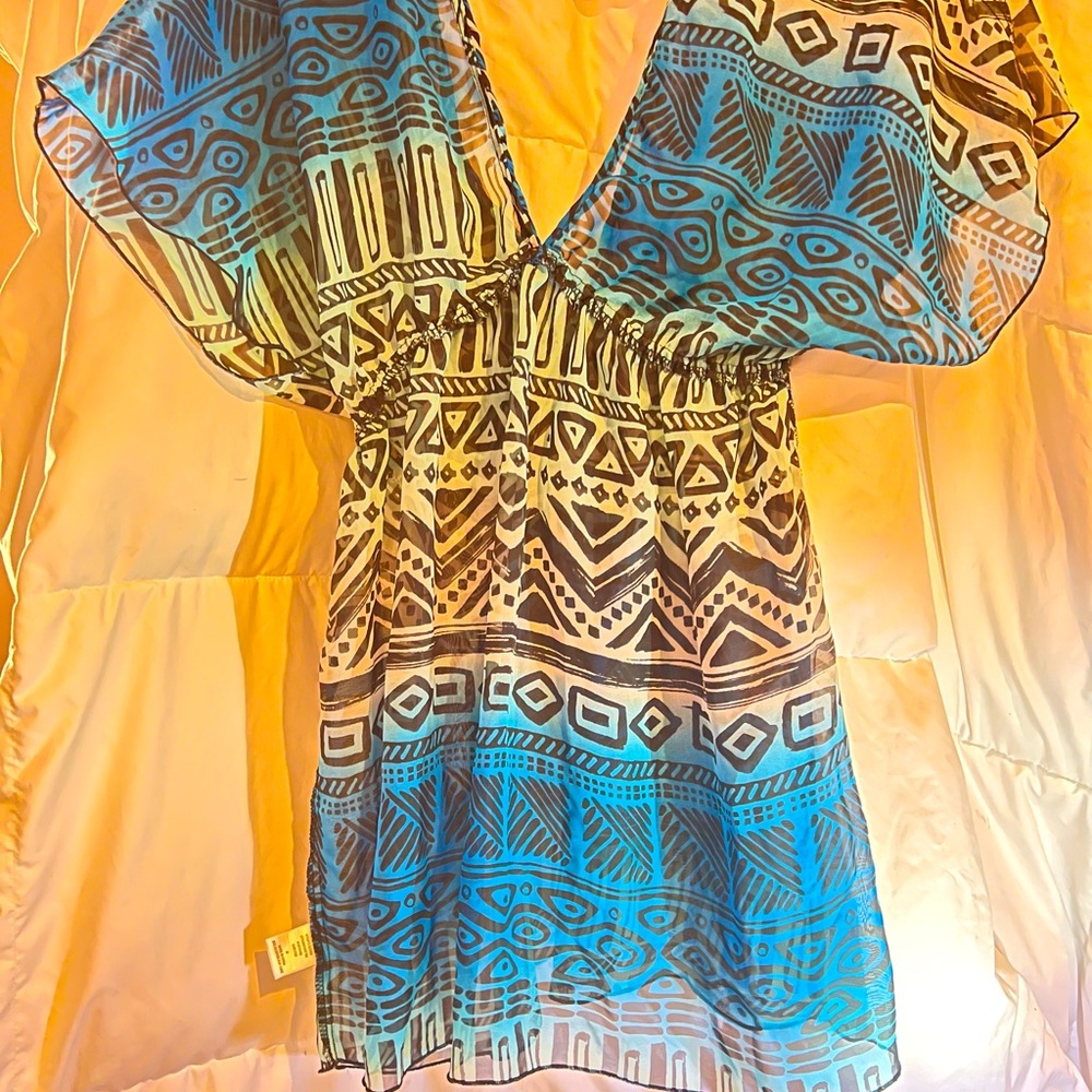 Turquoise and black cover up. Gathers in the middle. Size Medium. Gorgeous nbr